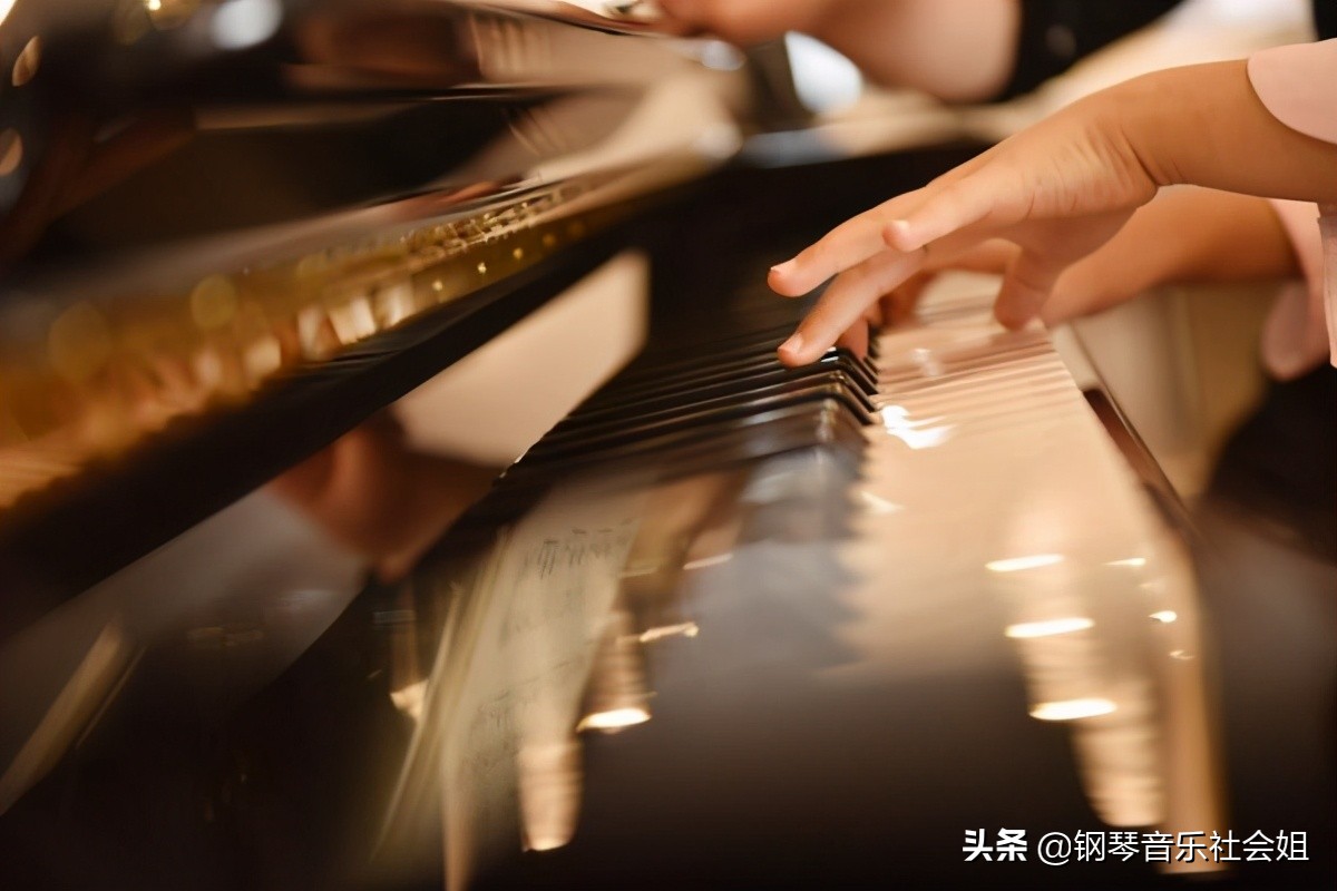 弹钢琴的人都知道的曲子,弹钢琴的人为什么不看键盘