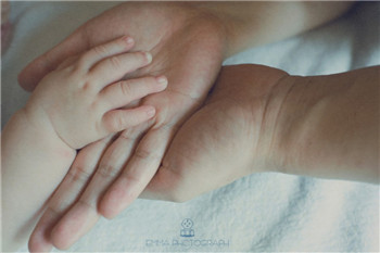 八个月就出生的早产儿应该放弃吗,早产儿家长决定放弃治疗可以吗