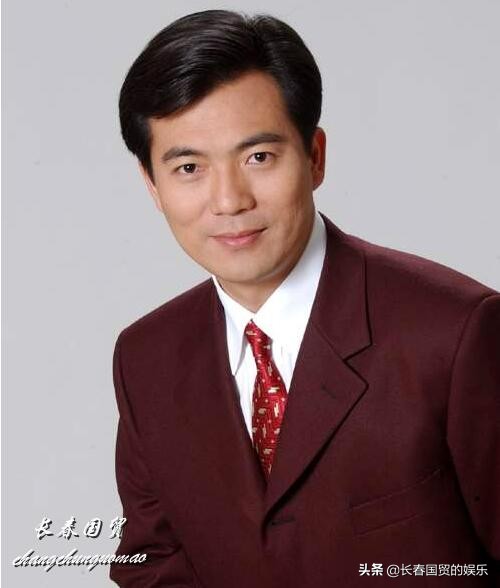 52岁黄健翔近照曝光，昔日央视名嘴如今变这样了