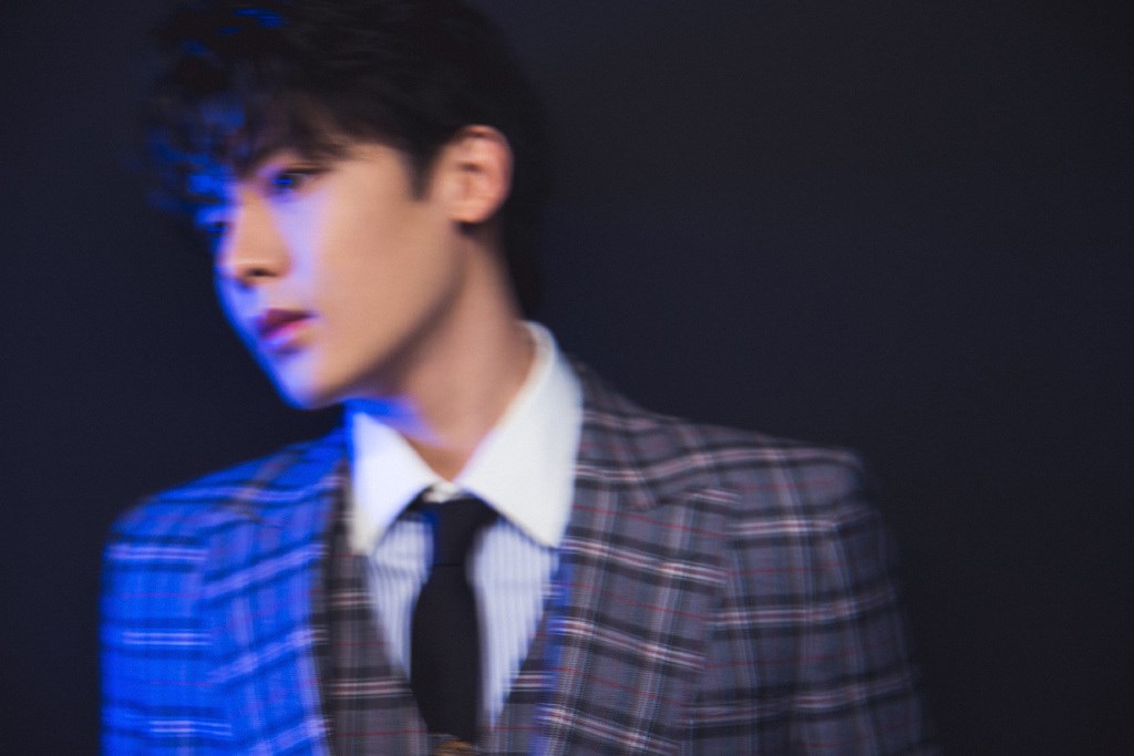 侯明昊时尚盛典视频,2020年侯明昊黑色西装蓝色衬衫
