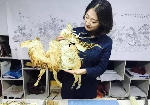 90后美女白领“逃离”大城市回乡创业，用秸秆作画年收入过百万