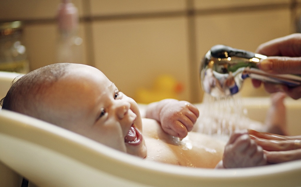 鹅口疮婴儿涂药实操,宝宝鹅口疮片