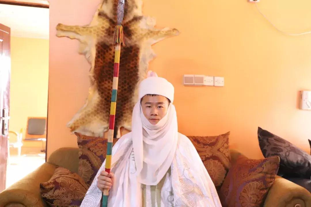 河南小伙被封非洲酋长：别人最关心“能娶几个媳妇”