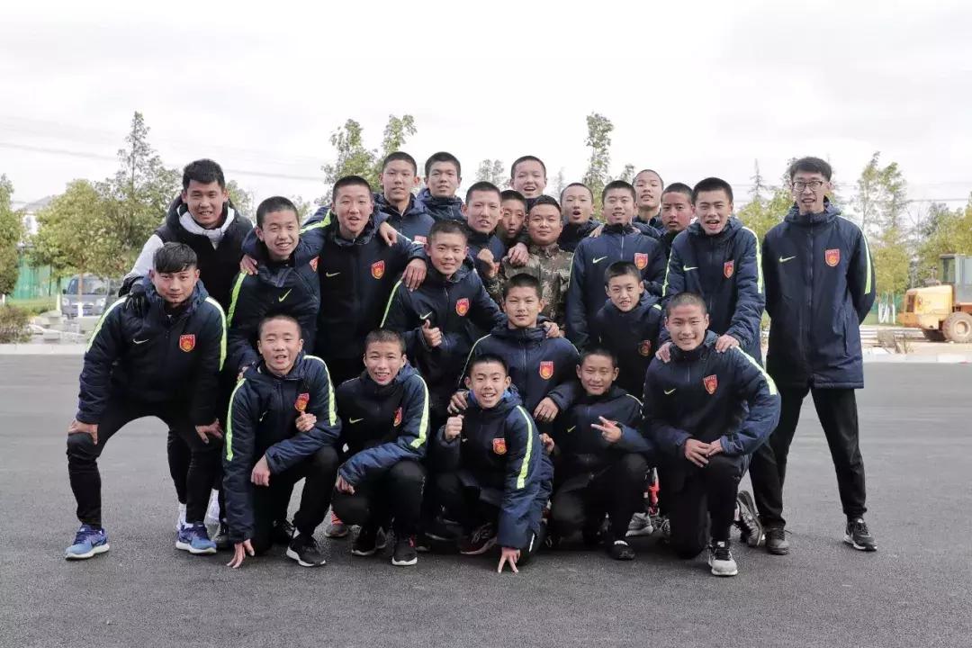 只5天时间就练出了感情——河北华夏梯队队员搂着教官依依不舍