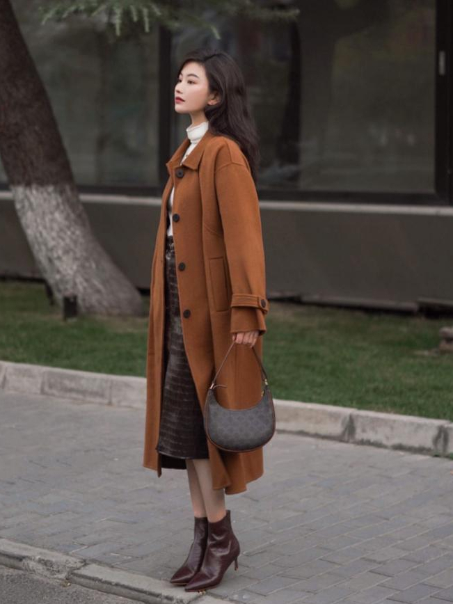 “大衣+裙子”，冬天这么穿，美得优雅又大方