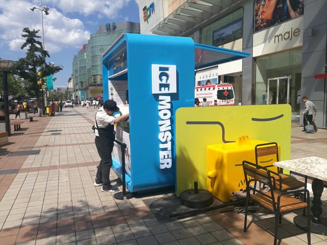 北京王府井大街露天的商铺重新开张：开开关关经历了多次反复轮回