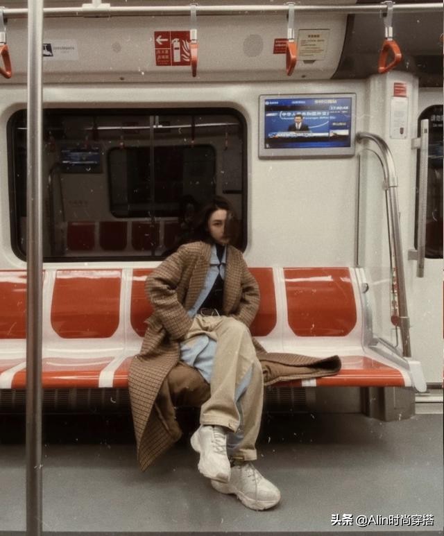 小姐姐不光会穿搭，拍照姿势也是真的nice