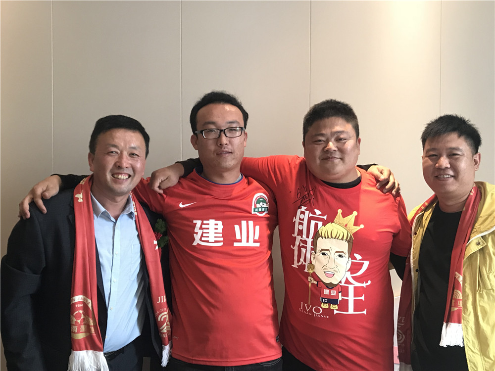 吴龑河南建业照片,建业球迷现场求婚