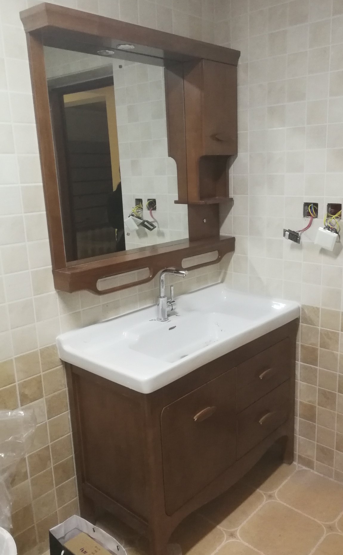 卫浴装修浴室柜,家装如何选择浴室用品柜