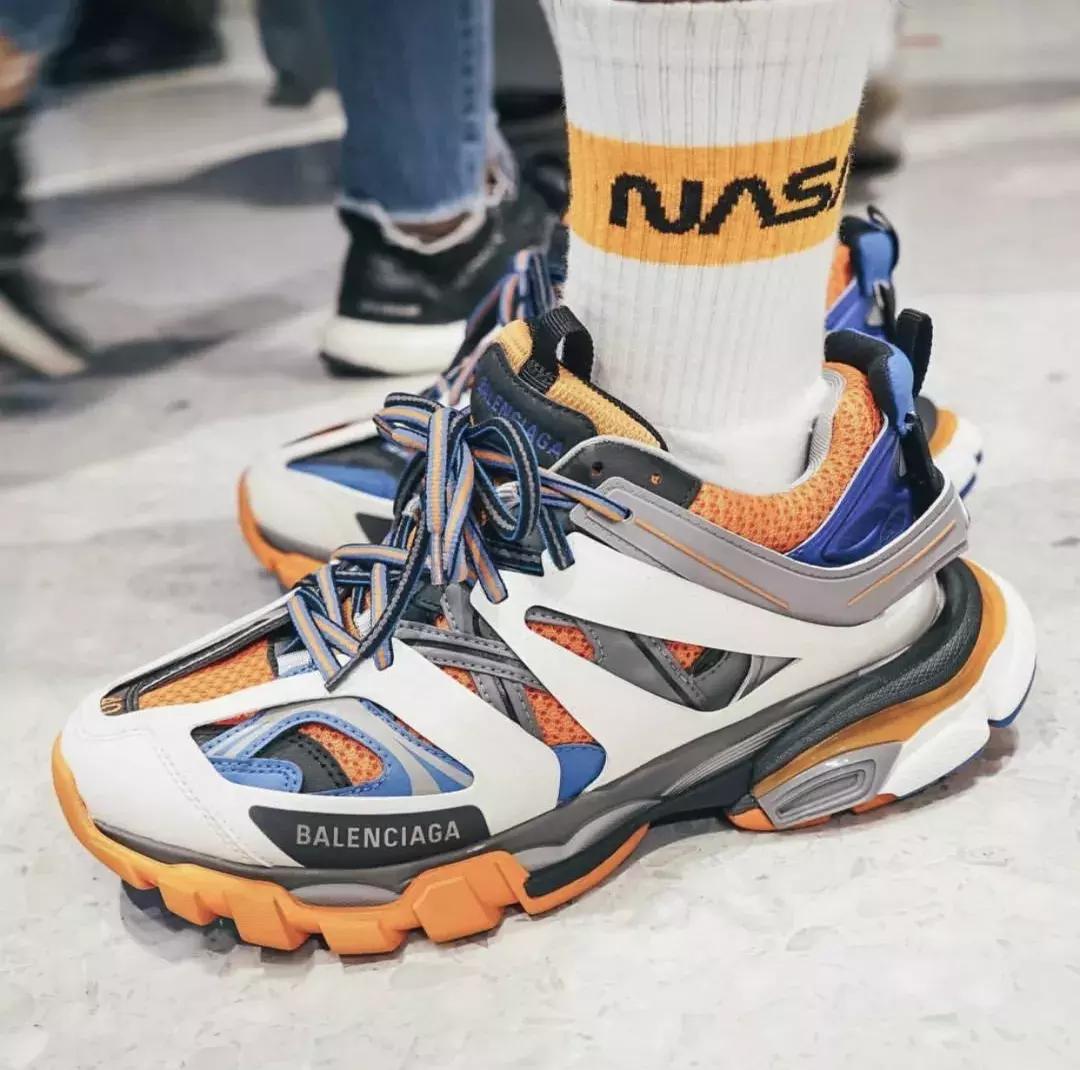 为什么有男性喜欢穿袜子的女生,为什么女生都喜欢男生穿袜子