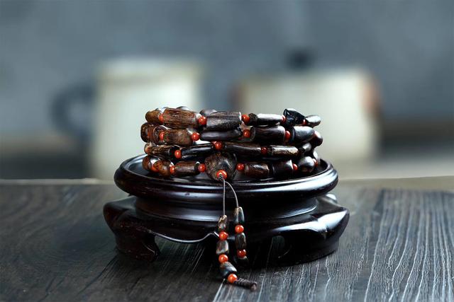 如何快速辨别沉香的真假 (怎样鉴别沉香的真假)