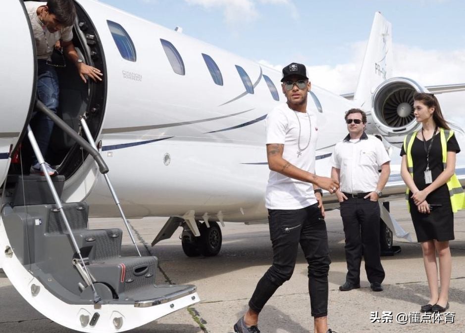 收入达10亿美元c罗成足坛第1人,c罗21世纪最佳足球运动员