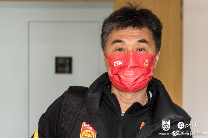 铿锵玫瑰启程赴韩国，陈戌源送行，足协官方送祝福：期待凯旋