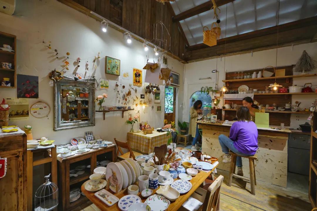 成都两个小姑娘开的老房子花艺杂货铺，外地游客不远千里专程打卡