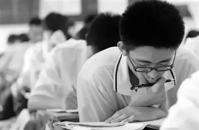 4岁儿童近视700度是真性近视吗,父母都是近视600度孩子会近视吗