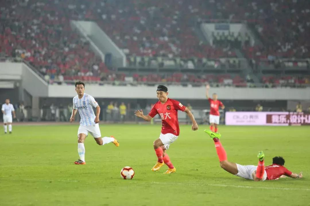 广州德比恒大5球大胜,广州恒大赛前向凉山英雄默哀