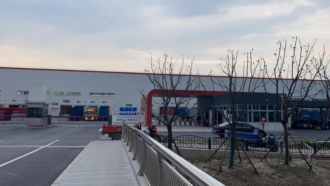 实探上海特斯拉工厂:ModelY两月后或投产,每周200名应聘者涌入