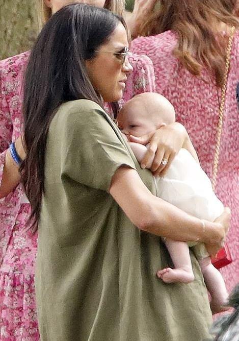 凯特王妃的包多少钱,凯特王妃夏洛特公主亲子装搭配