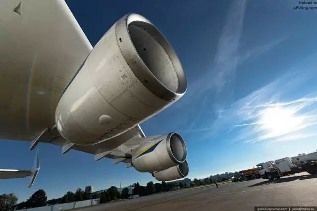 全面探索安-225，这个世上最大的飞机，32个轮子640吨起飞重量