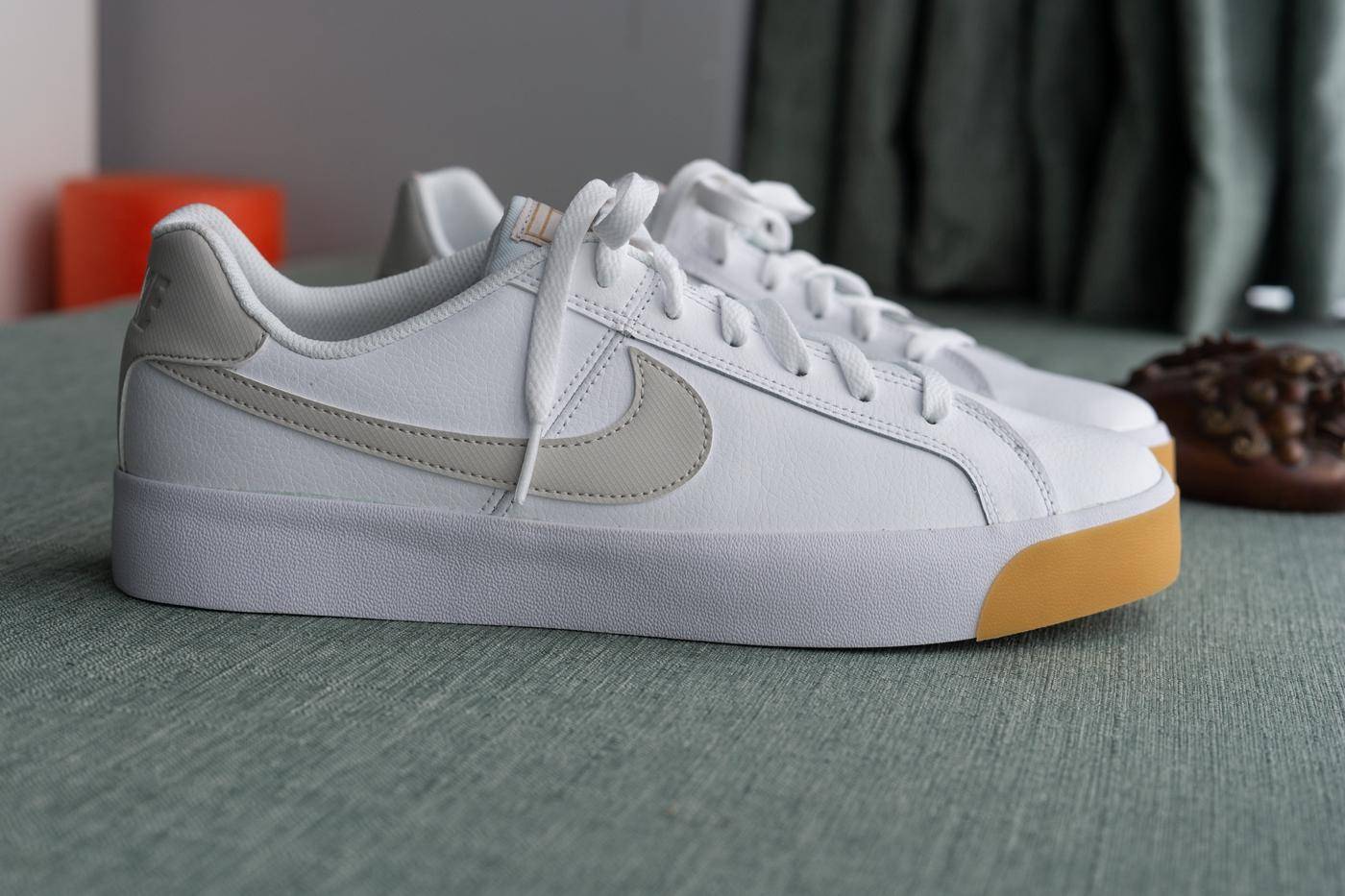 阿迪vs耐克足球鞋,阿迪和耐克小白鞋哪个好