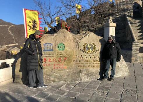 好汉邓肯登上了长城，天太冷终于穿上了羽绒服，还是中国潮牌