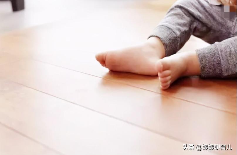 小孩子总是脱袜子是怎么回事,宝宝经常脱袜子怎么办