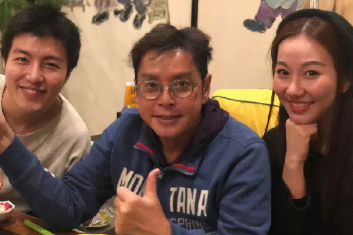 70岁谭咏麟踢球,七十几岁谭咏麟上球场