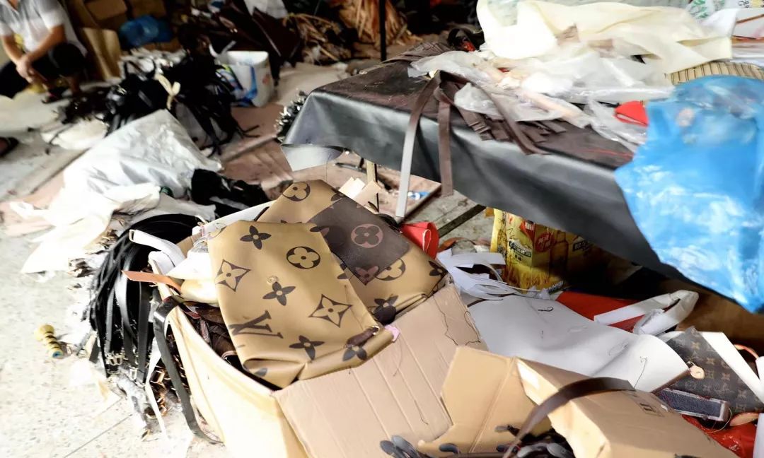 2500元的Burberry围巾竟是400元一条假货！连婴儿奶嘴也有假的 上海公安侦破多起假冒知名品牌案件