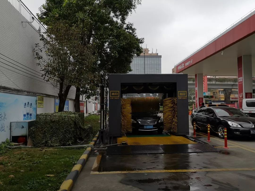 本想加个油，一不小心还蹭了个网红洗车