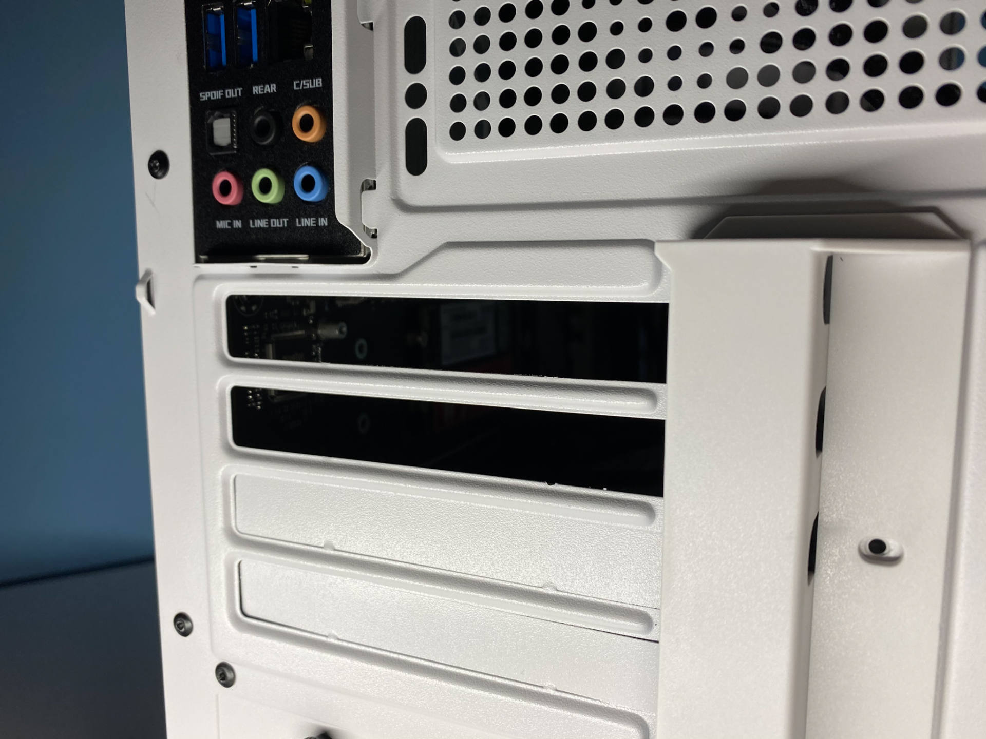 可以装240水冷的小机箱,一般什么配置电脑用水冷机箱