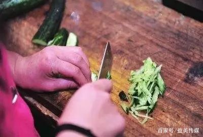 她是两千多孩子的“彩虹妈妈”，为服刑人员未成年子女撑起一片天