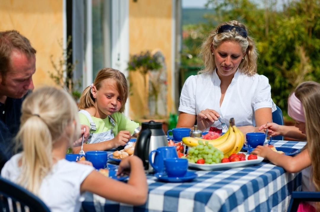 怎么教儿童餐桌礼仪,教给孩子餐桌礼仪有哪些