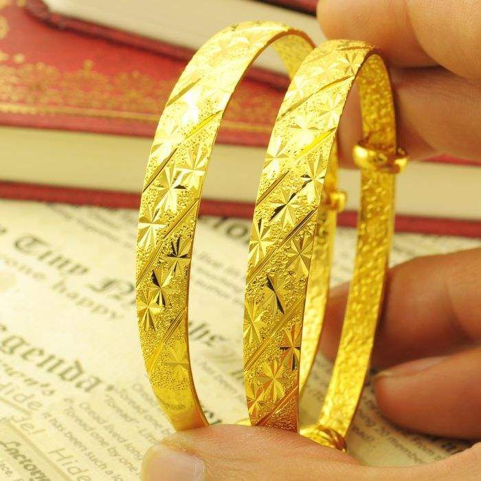 黄金圆棍手镯和扁平手镯优缺点,怎么看自己适合什么样的黄金手镯