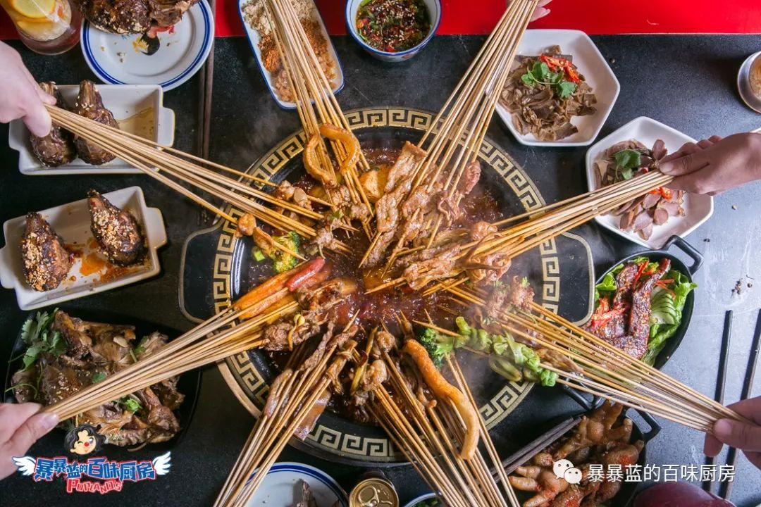 当成都老板爱上沈阳老雪,他开的串串香店锅底都有1瓶大绿棒