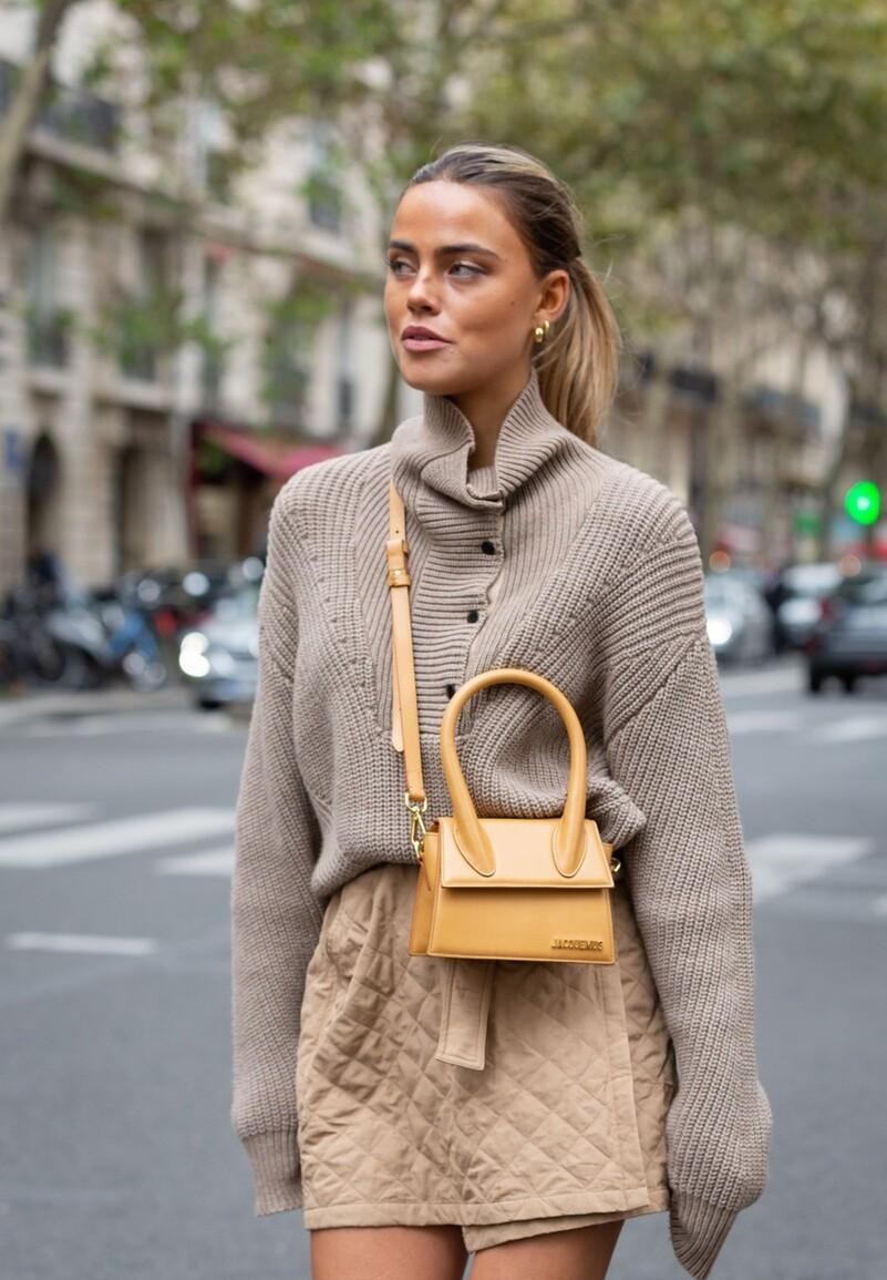 穿温暖驼色系配基础色更质感,摩卡色打底搭配驼色外套