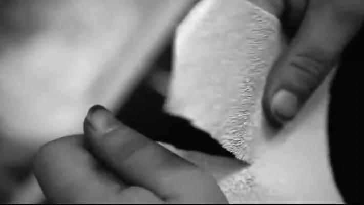 《人体蜈蚣系列》:从全彩到黑白默片重口味背后的荒诞剧情