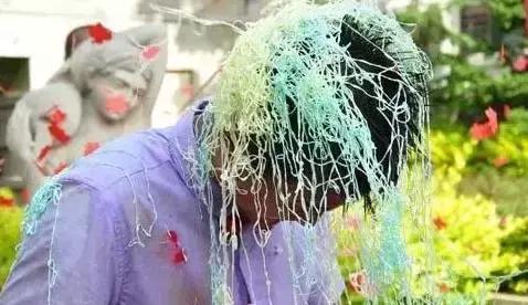 山东这个新郎这下火了,被人用胶带绑路灯杆上泼调料……就不能好好结个婚吗?