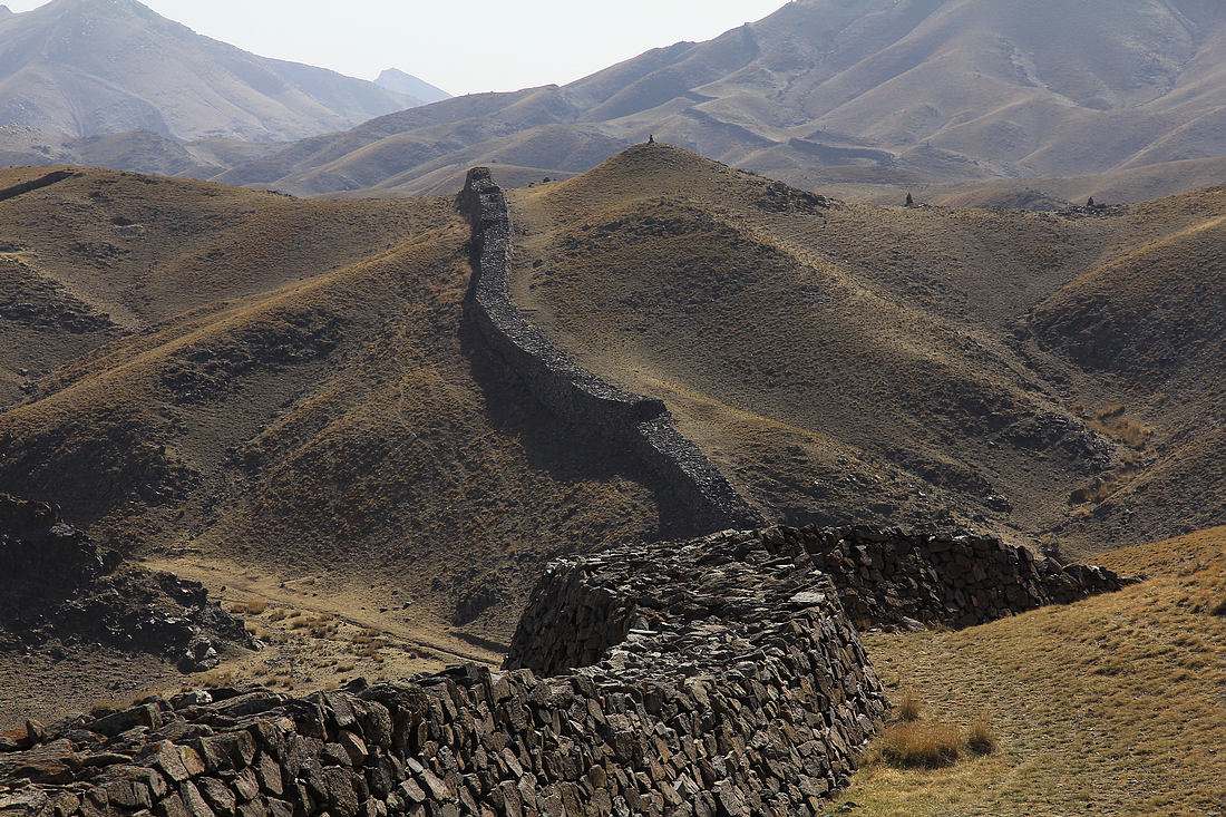 秦兵马俑旁边的土堆为什么不能挖,兵马俑中间的土墙里有什么作用