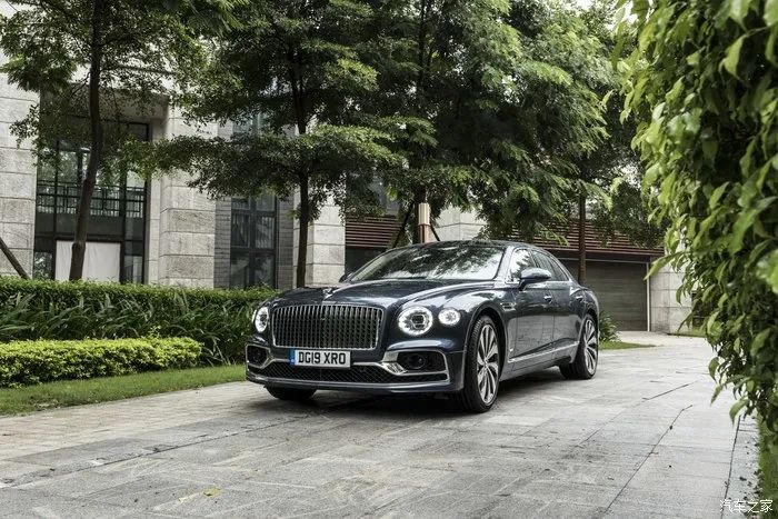 宾利飞驰对比迈巴赫s480气场,宾利飞驰街拍气场霸气视频