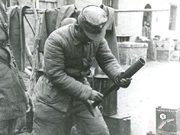 二战奇葩:扔雷时往脑袋上“磕”一下,还以为“鬼子”要“玉碎”