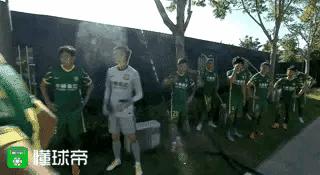 中超越来越业余，球员入场等待靠大树乘凉，球场不完善就像踢野球