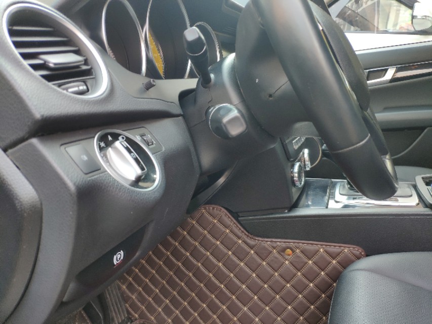 检车作业:2011款奔驰C200CGI