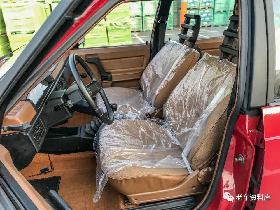 一辆几乎全新的樱桃红“东欧四大破”