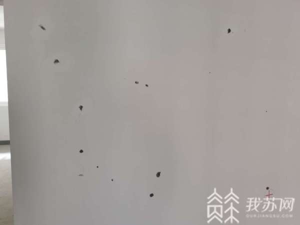 南京翠屏城新房墙壁到处“爆”点,建材有大问题