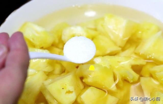 菠萝在盐水里面要泡几分钟才好吃,菠萝用盐水泡几分钟才能好吃