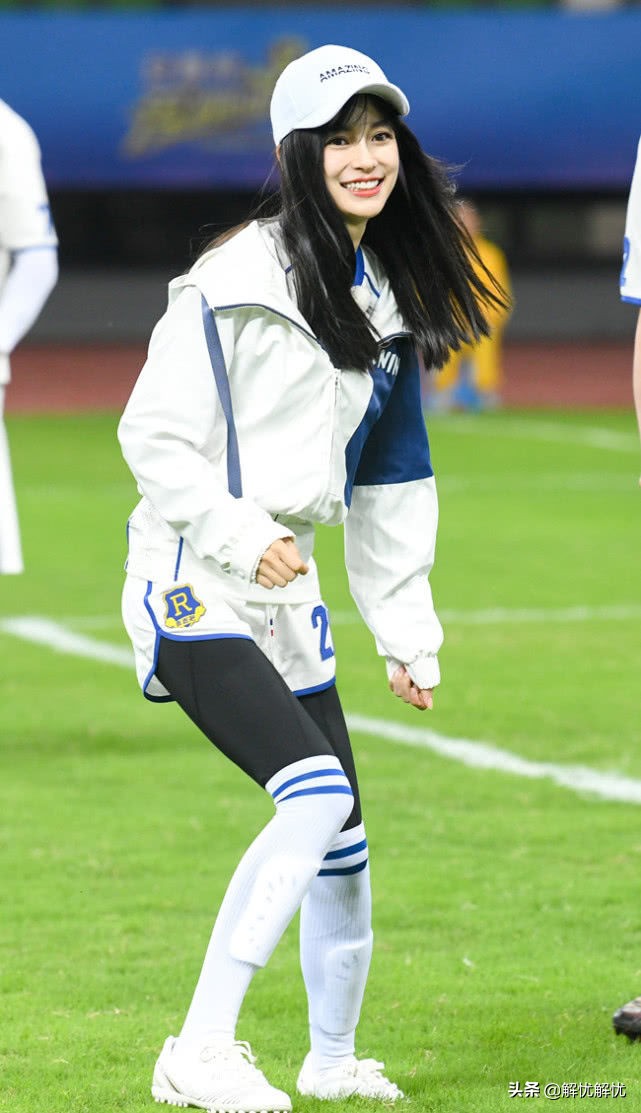 真是服了杨颖，穿“死亡白袜”和小孩踢足球，腿却跟小孩的一样细