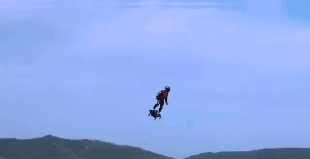 让小李子、迪拜土豪疯狂迷恋的法国钢铁侠，踩滑板飞越英吉利海峡