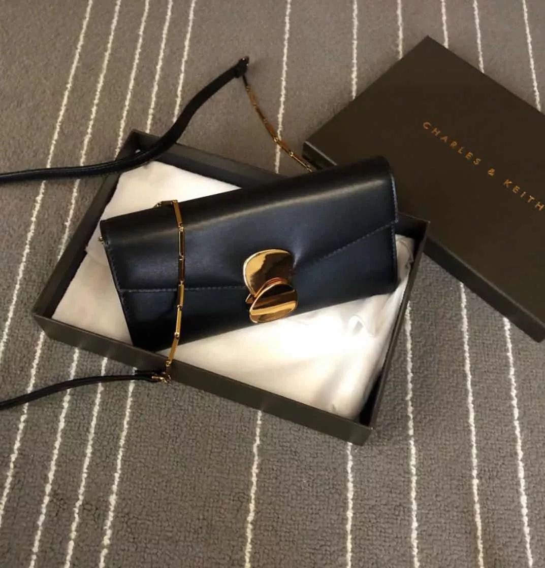 男人女人你们应该如何看待这些包，难道是贫穷限制了我的想象吗？