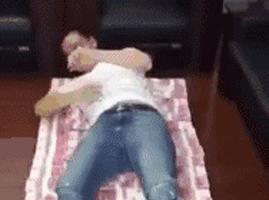 新加坡封城1个月宅在家的我们，竟活成了这个“鬼”样子