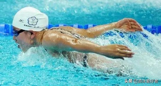 蝶泳屁股不出水练习,蝶泳屁股不出水怎么治